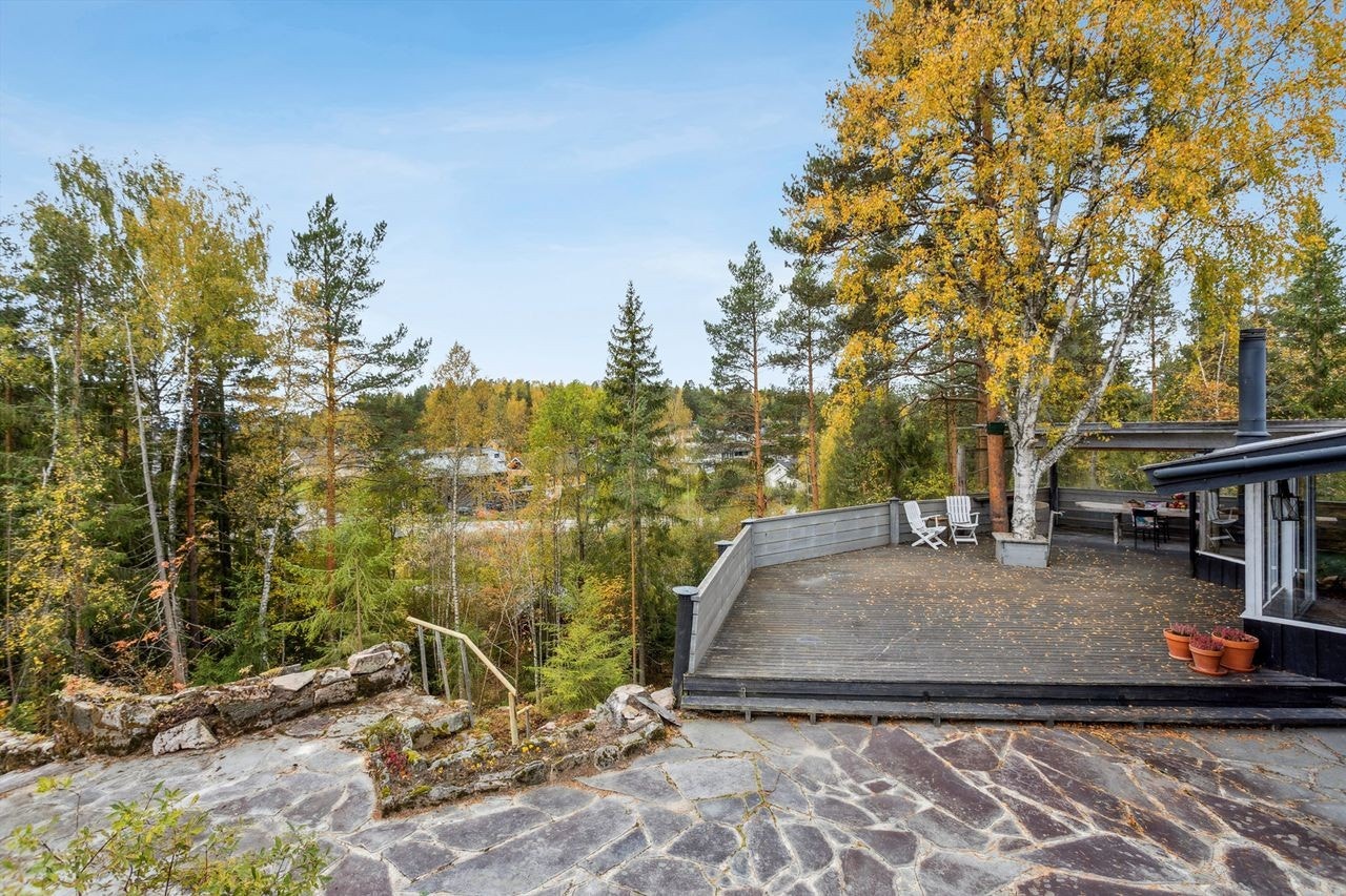 Boligen omfavnes av en imponerende terrasse på hele 117 m², som skaper en flytende overgang mellom inne- og uterom. Galleribilde