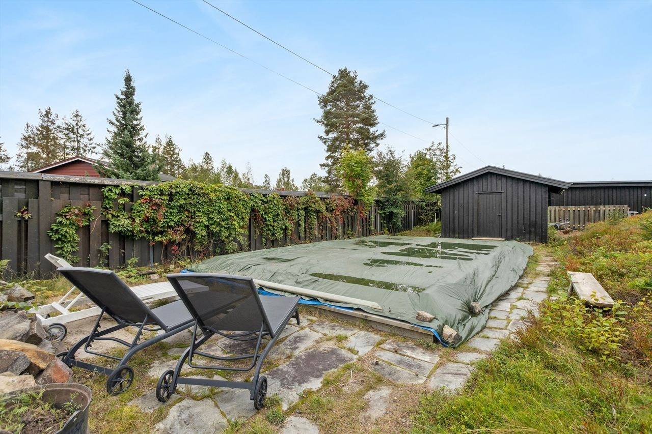 Eiendommen har utendørs svømmebasseng. Romslig og praktisk utebod rett ved. Galleribilde