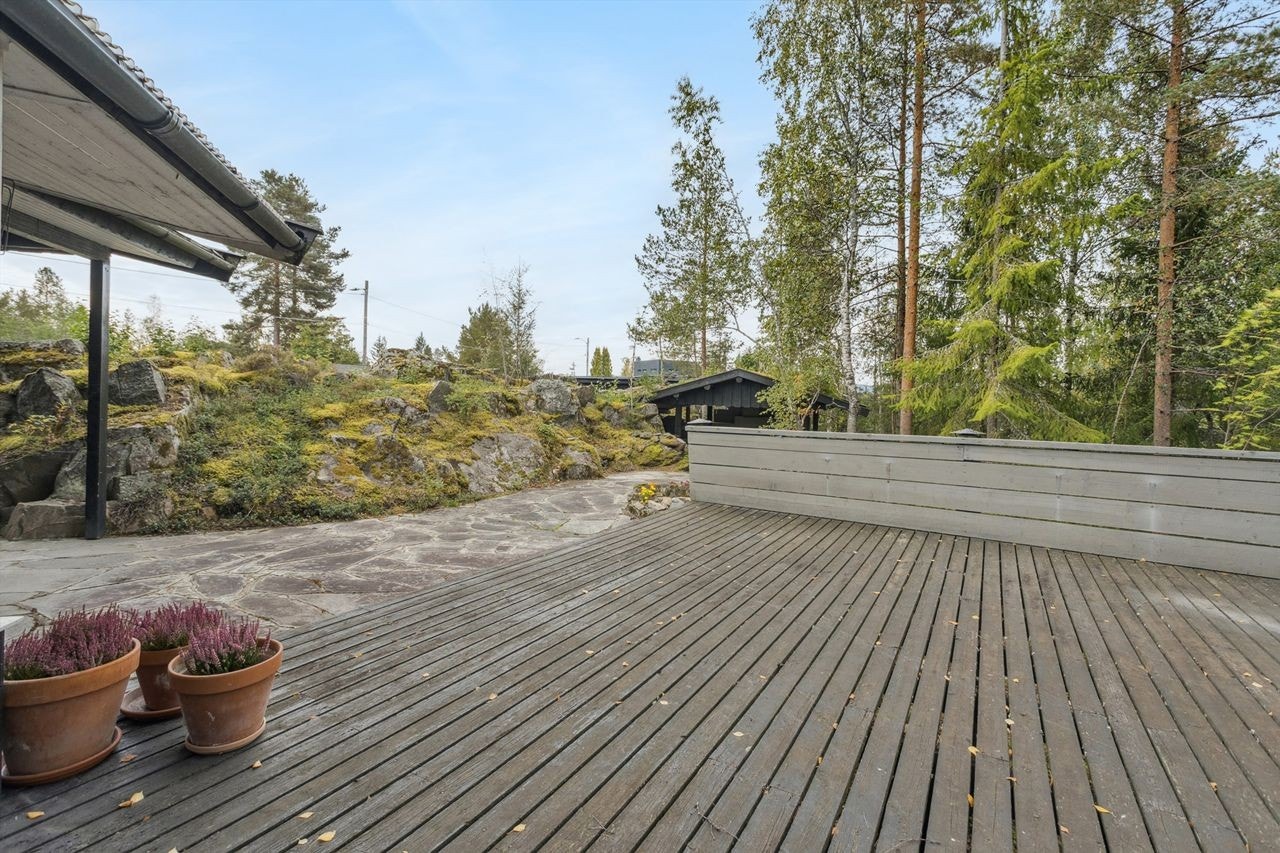 Tomten er en spennende blanding av opparbeidet terrasse og naturtomt med "berg i dagen". Galleribilde