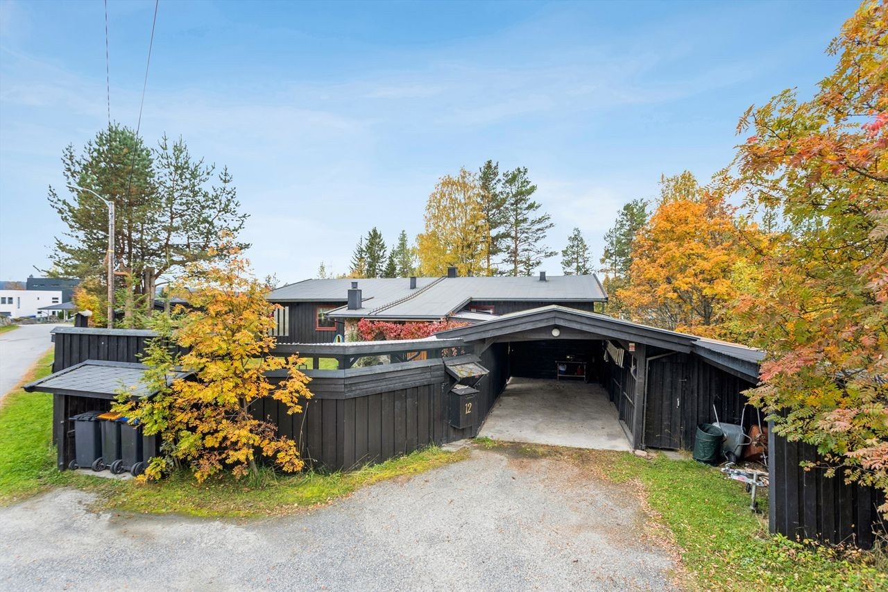 Ved ankomst møtes du av en praktisk carport med tilhørende boder og sykkelskur, som gir rikelig med lagringsplass. Galleribilde