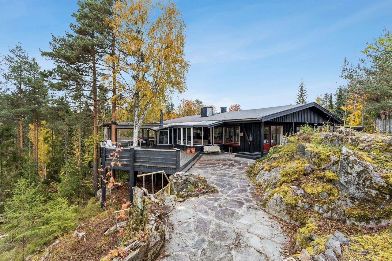 Eneboligen fra 1970, arkitektonisk plassert på en naturtomt med "berg i dagen". Galleribilde