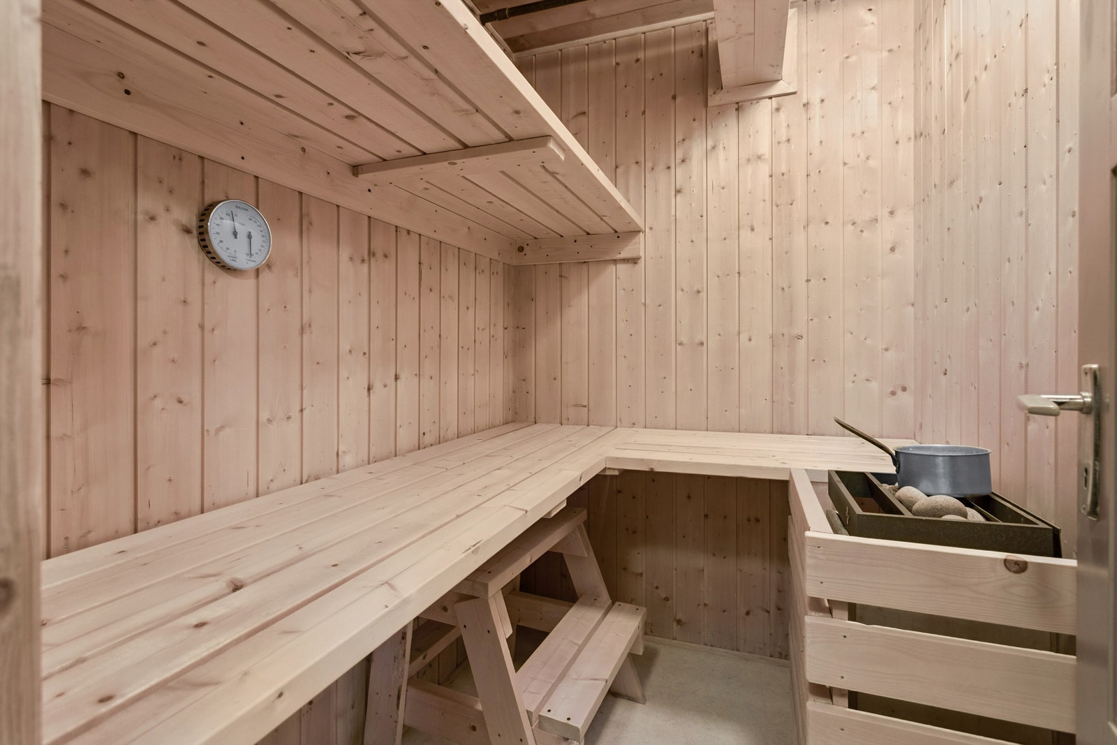 For total avslapning kan du trekke deg tilbake til badstuen, kledd i tradisjonelt granpanel. Galleribilde