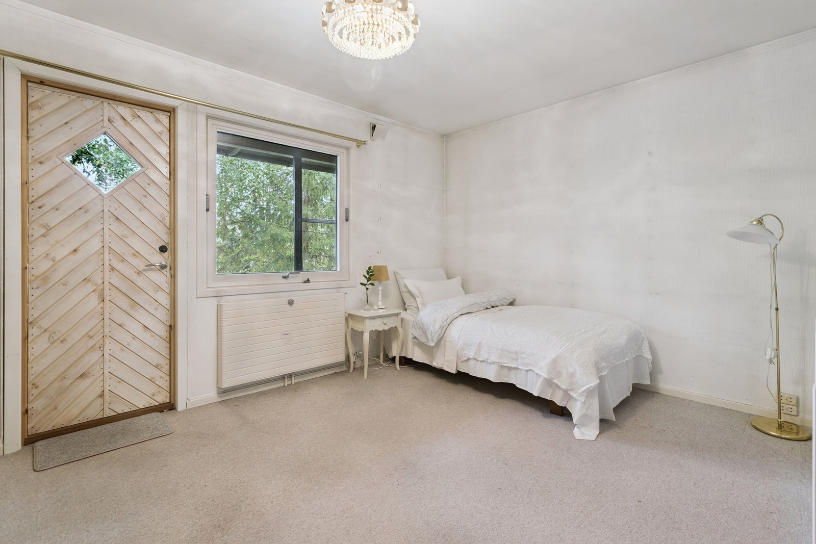 Soverom 2 i 1. etasje med utgang til den store terrassen.
Et stort og romslig soverom som i utgangspunktet var hovedsoverom. Galleribilde