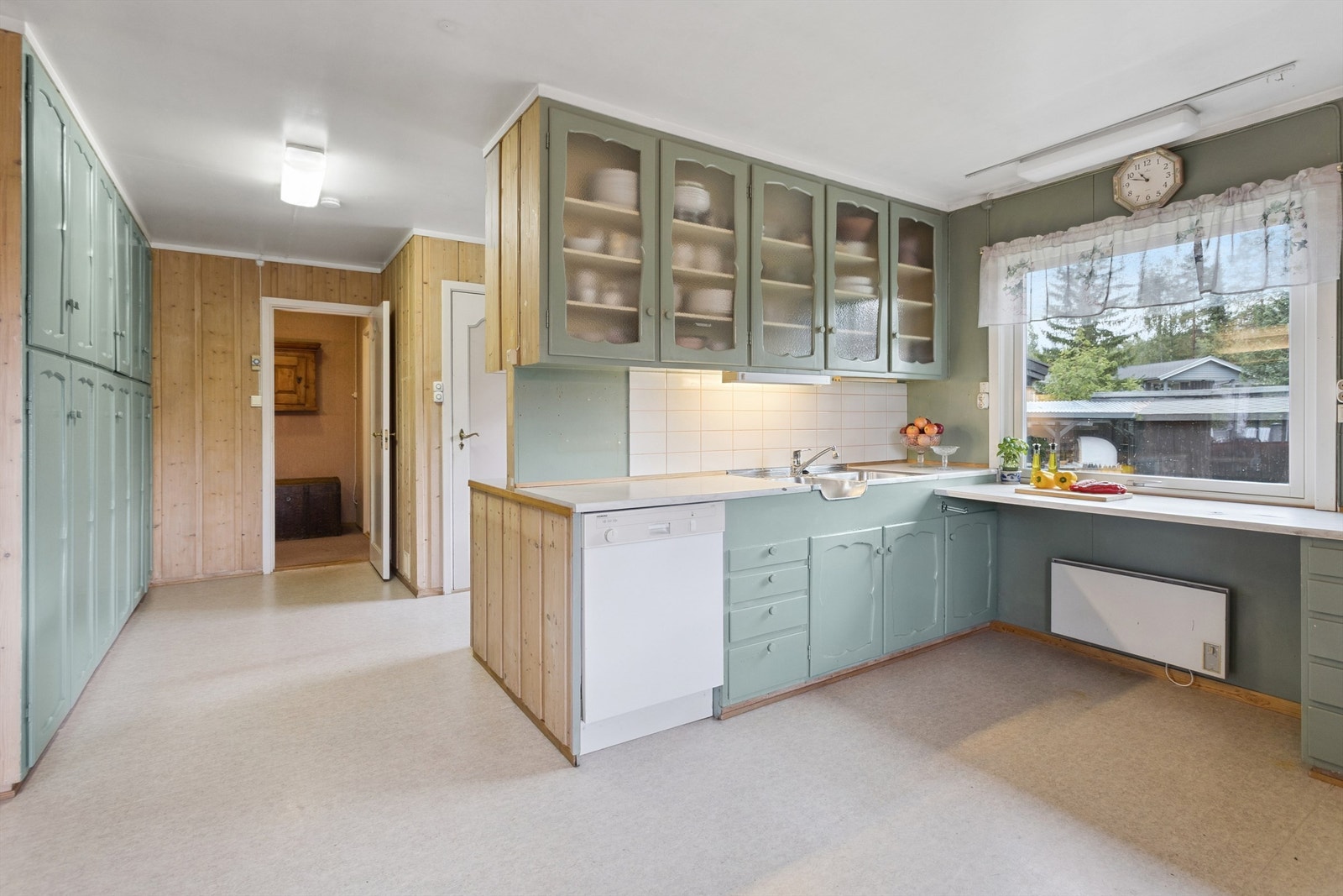 Innredningen har rikelig med skapplass. Galleribilde