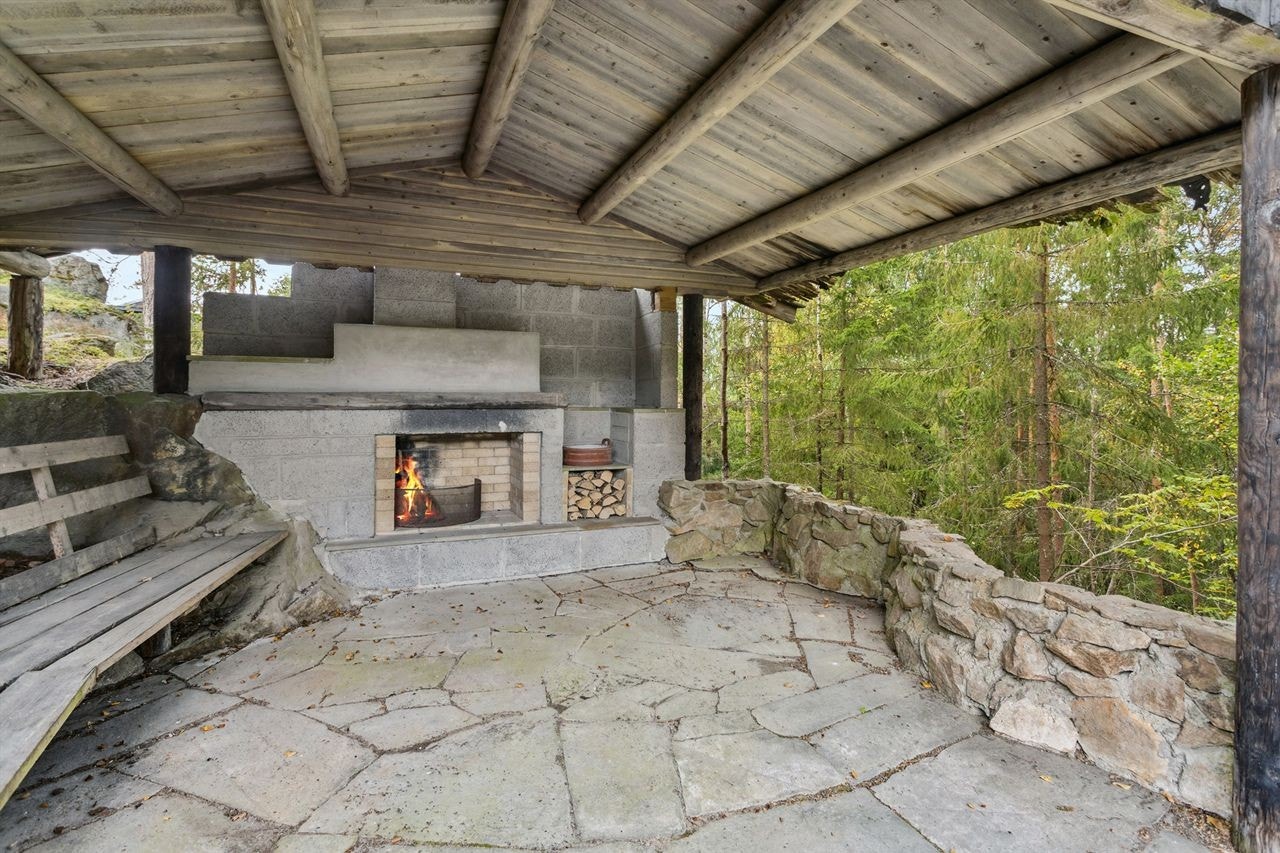 Eiendommen har også en frittstående grillbu med plassbygget peis, perfekt for stemningsfulle kvelder. Galleribilde