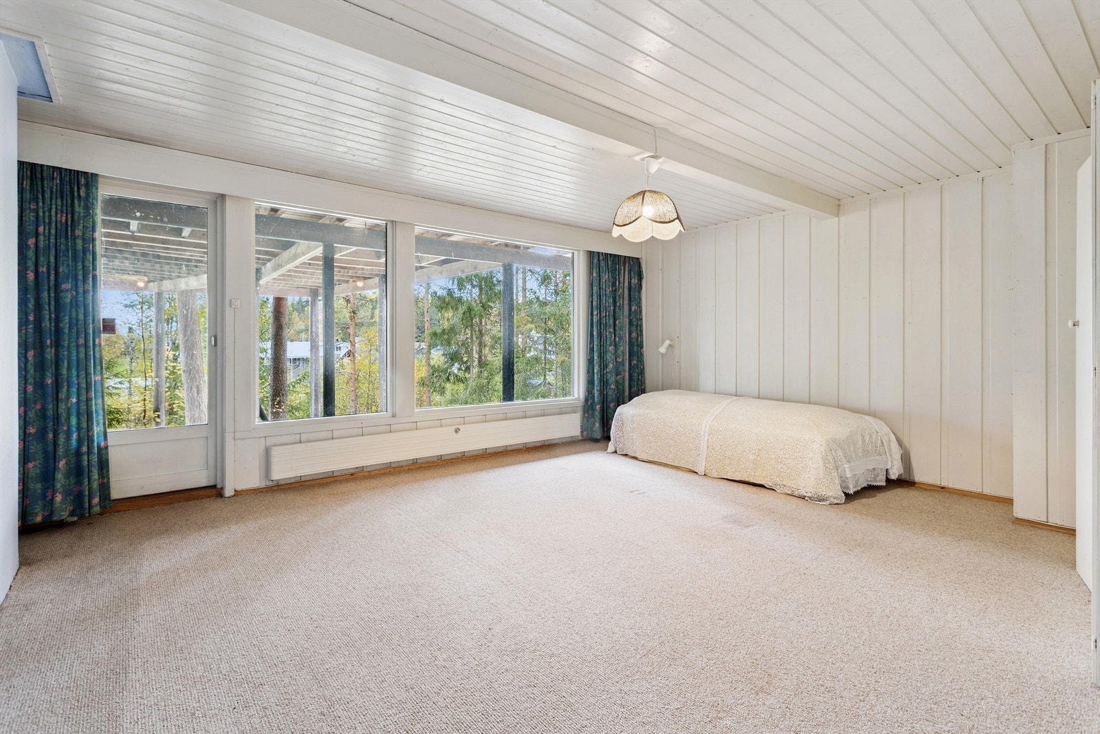 Stort soverom i kjeller med gode møbleringsmuligheter. Rommet fremkommer som kjellerstue på opprinnelig tegning. Galleribilde