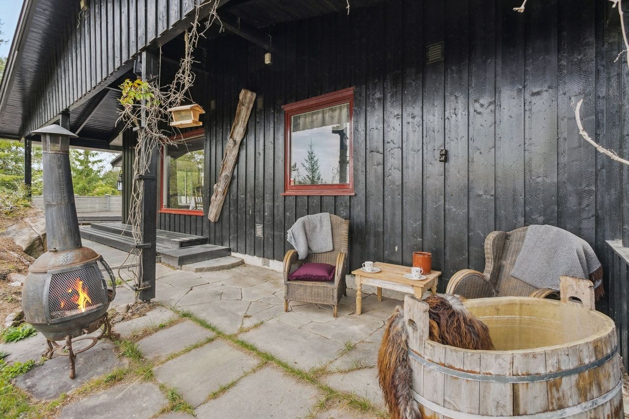 Flere usjenerte uteplasser er etablert rundt på tomten, som her med en hyggelig utepeis. Galleribilde