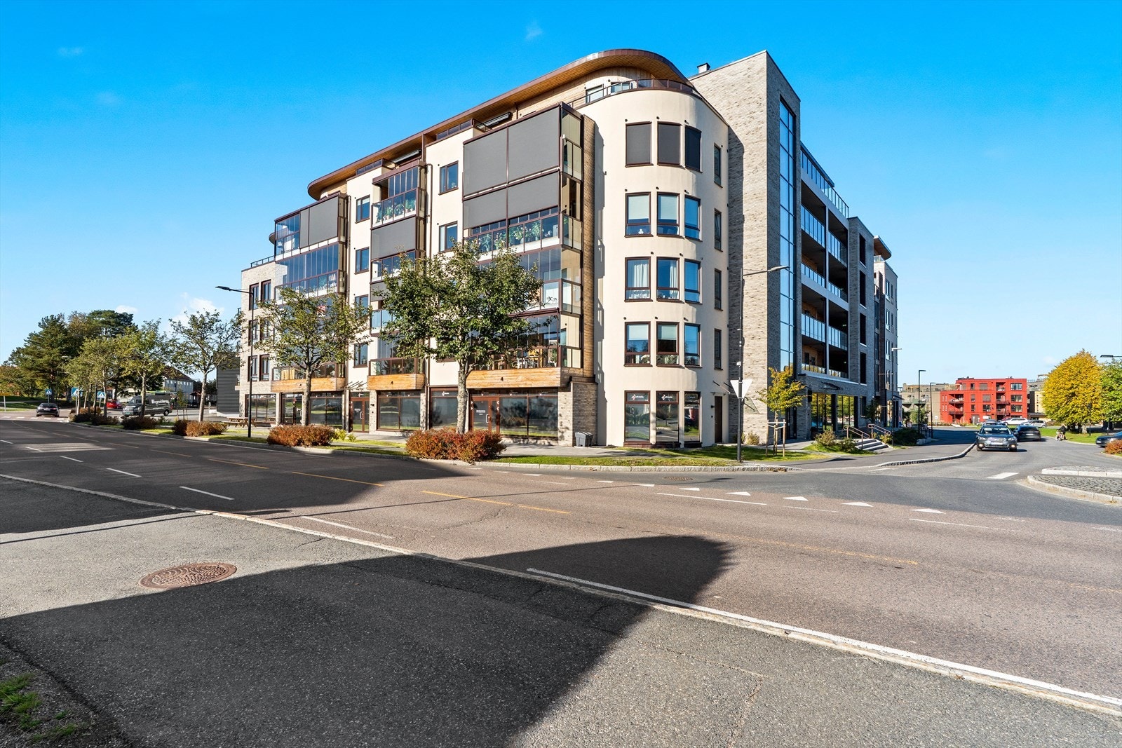 Dagligvarehandelen kan gjøres ved Coop Extra, Rema 1000 eller Kiwi. Aurskog Senter har butikker, café, bank, apotek, frisør o.l. Galleribilde