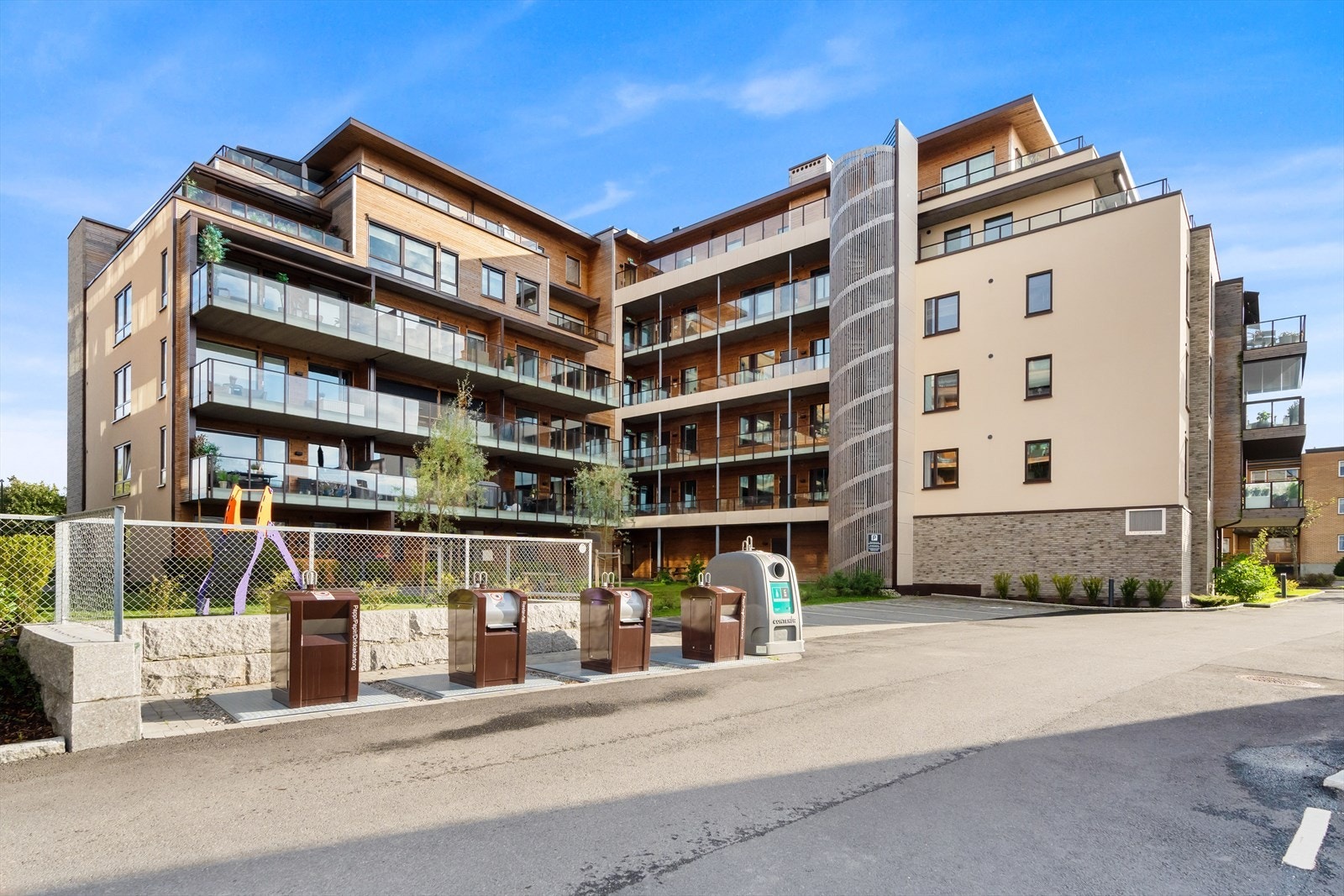 Det er et nytt sameie med fine fellesarealer, og ideell plassering sentralt i Aurskog. Galleribilde