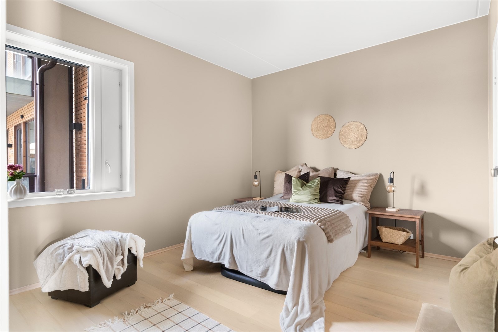 Leilighetens hovedsoverom er av god størrelse, med plass til dobbeltseng og tilhørende nattbord i tillegg til oppbevaring. Galleribilde