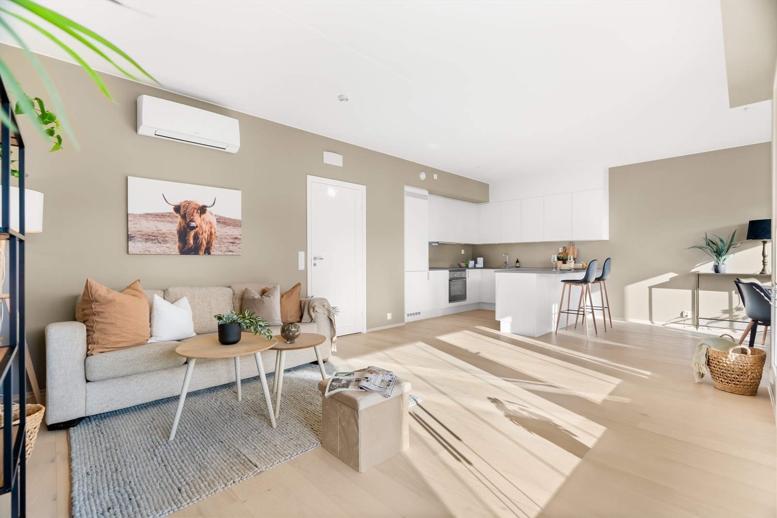 Stuen er enkel å møblere, med god plass til sofa og TV-møblement. Galleribilde