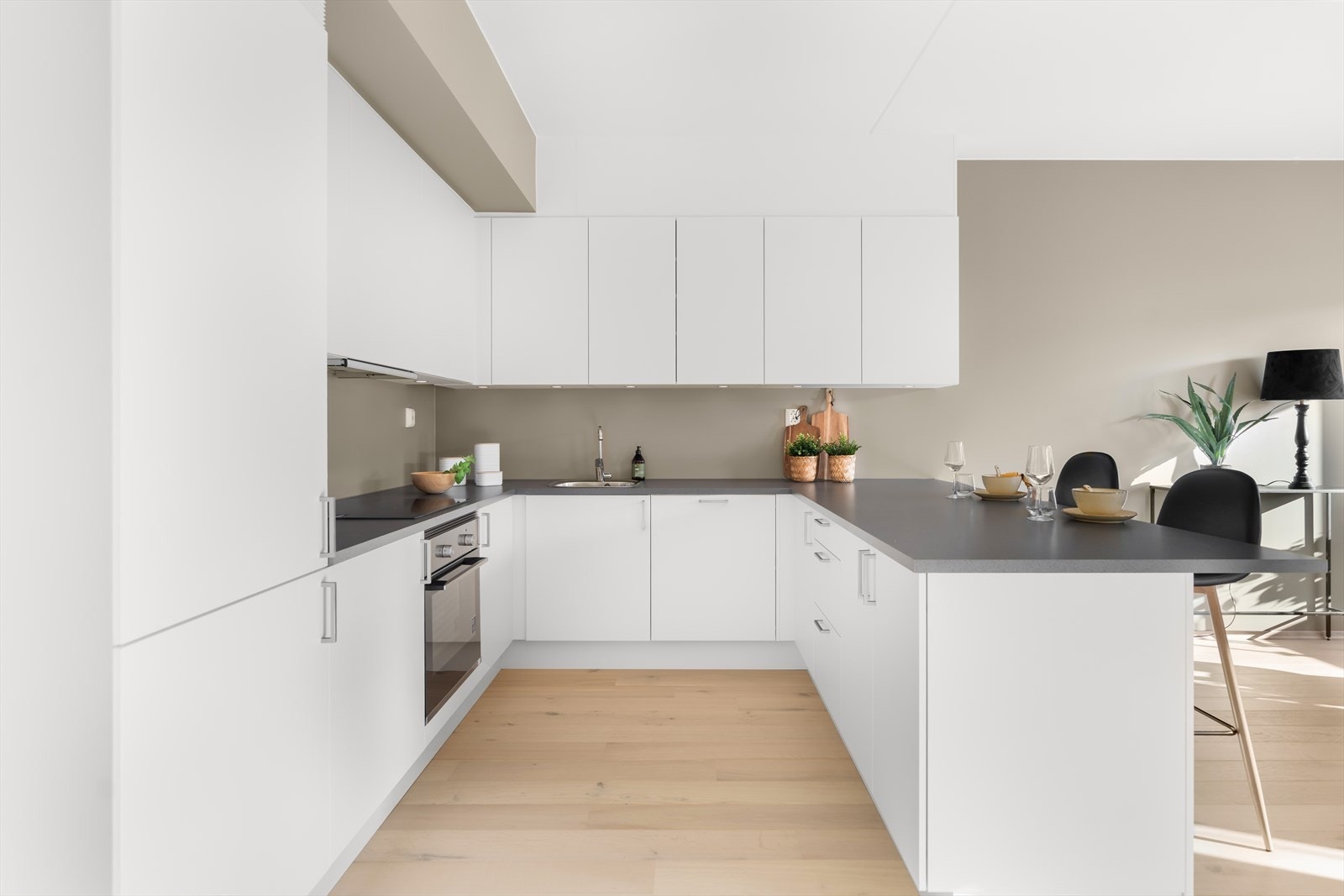 Her får du rikelig med både skap- og benkeplass. Galleribilde