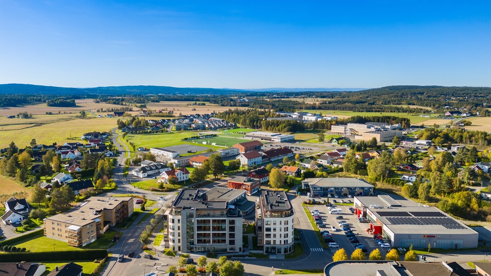 Eiendommen ligger i et barnevennlig og sentralt boligområde på Aursmoen i Aurskog-Høland kommune. Galleribilde