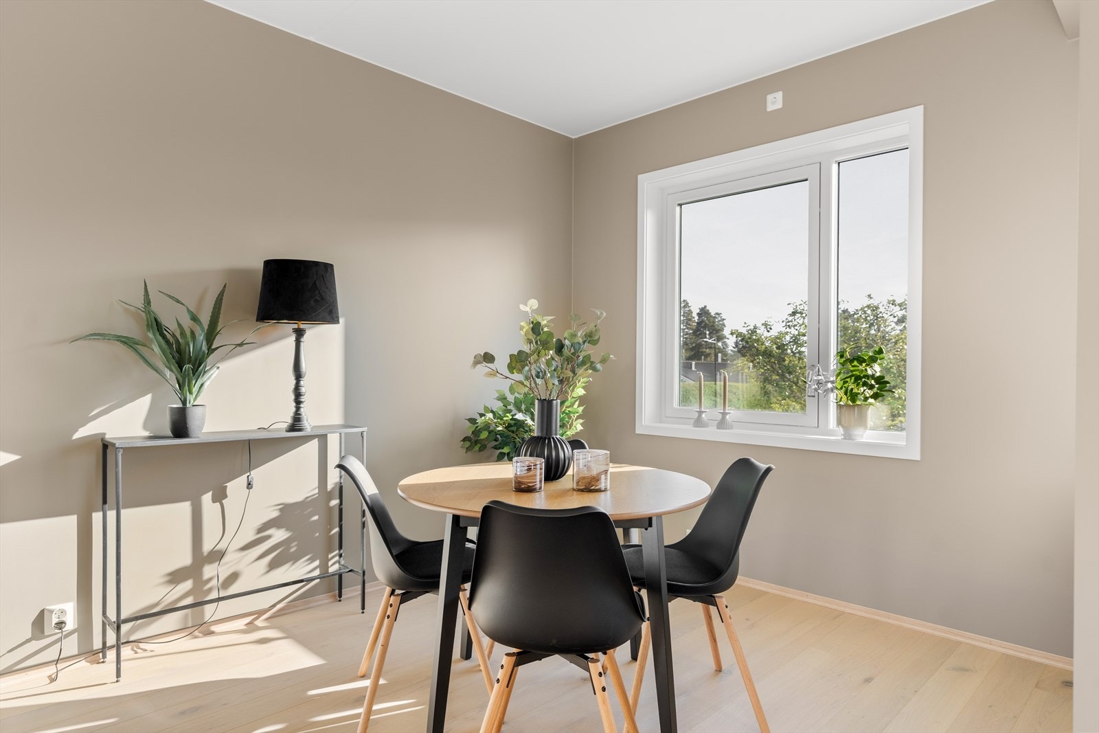 Her er det plass til både et koselig rundt bord, eller et større avlangt spisebord. Galleribilde