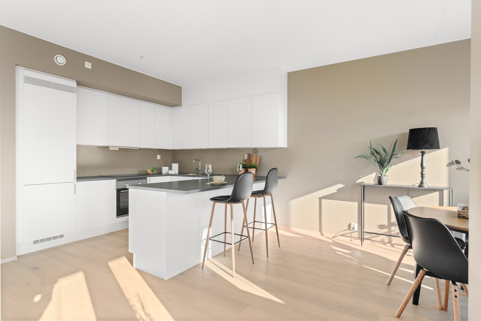 Kjøkkenet er pent, stilrent og kler resten av leiligheten. Galleribilde