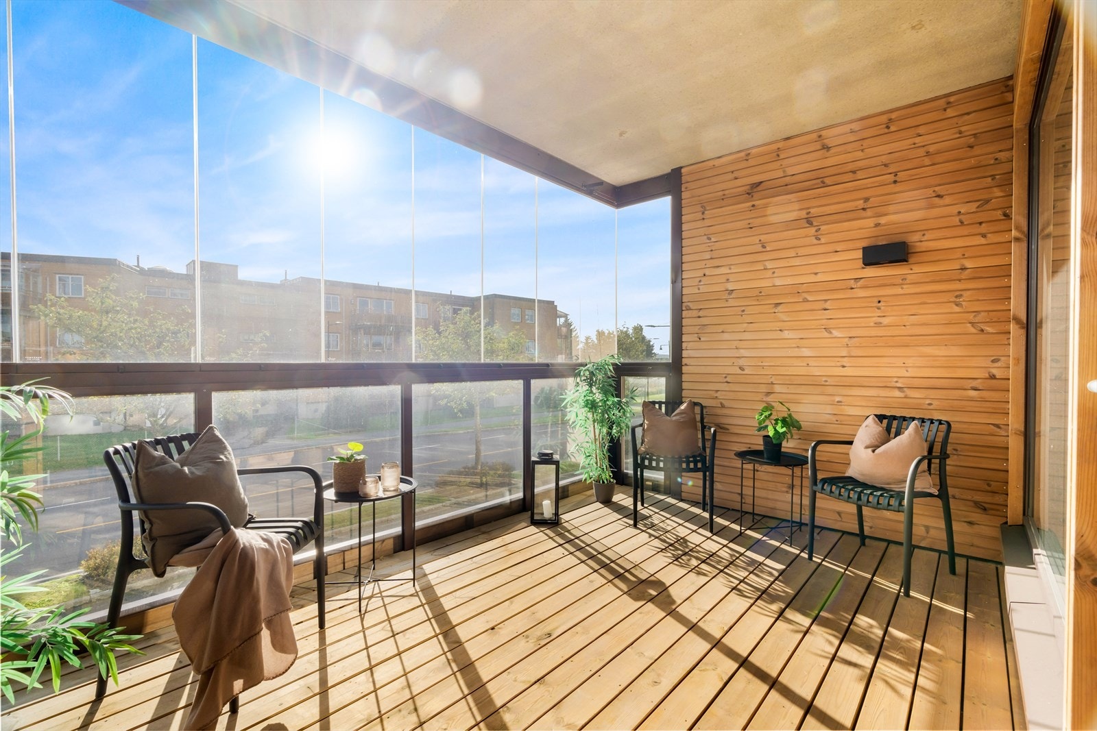 Fra stuen er det utgang til en romslig og solrik balkong. Galleribilde