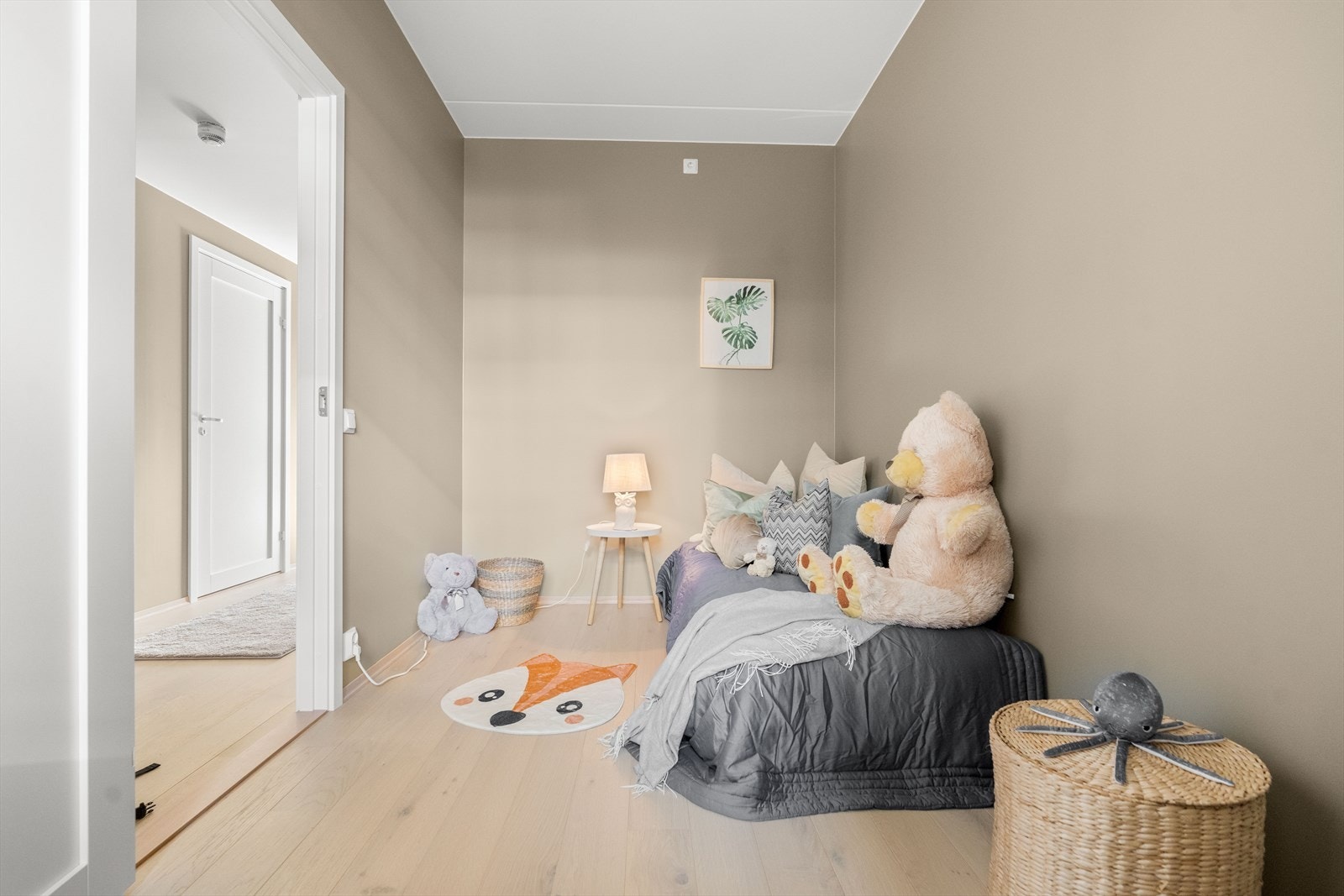 Soverom 2 egner seg godt som både barnerom, gjesterom og kontor etter behov. Galleribilde