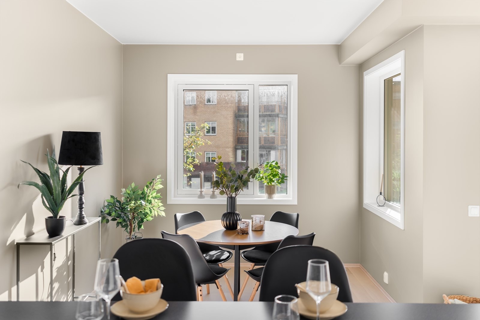 I hjørnet i tilknytning til kjøkkenet passer det perfekt å plassere et pent spisebord med plass til venner og familie. Galleribilde