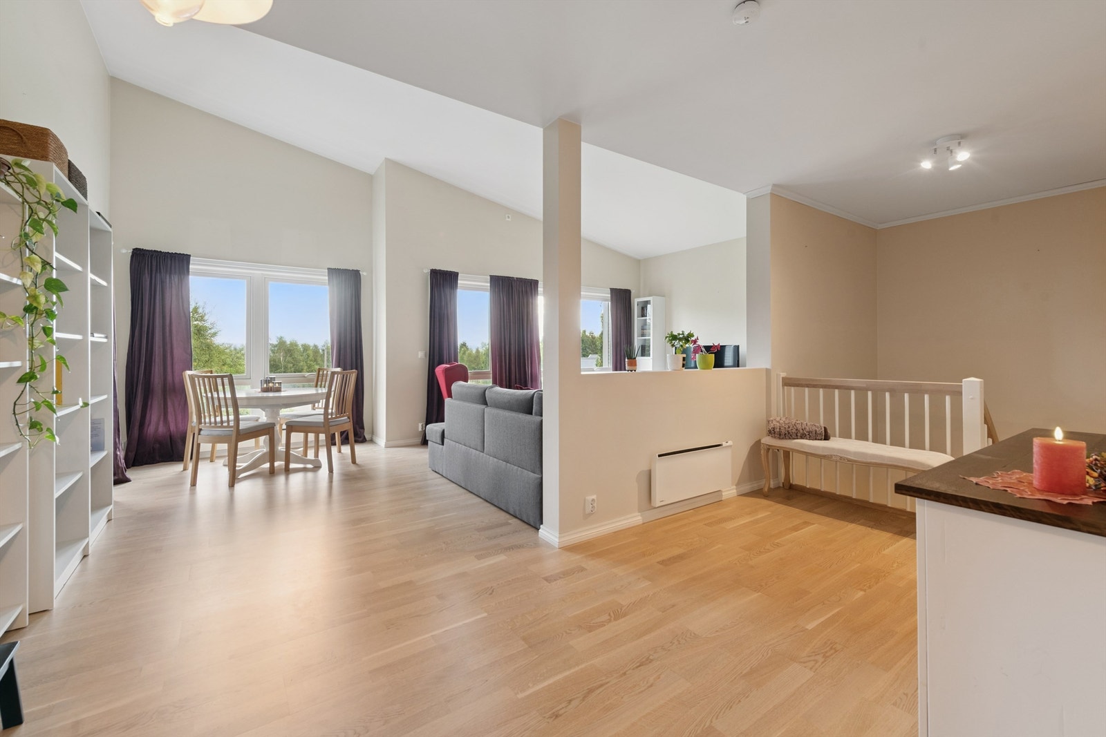 Fra entreen åpner boligen seg mot et lyst og romslig allrom. Galleribilde