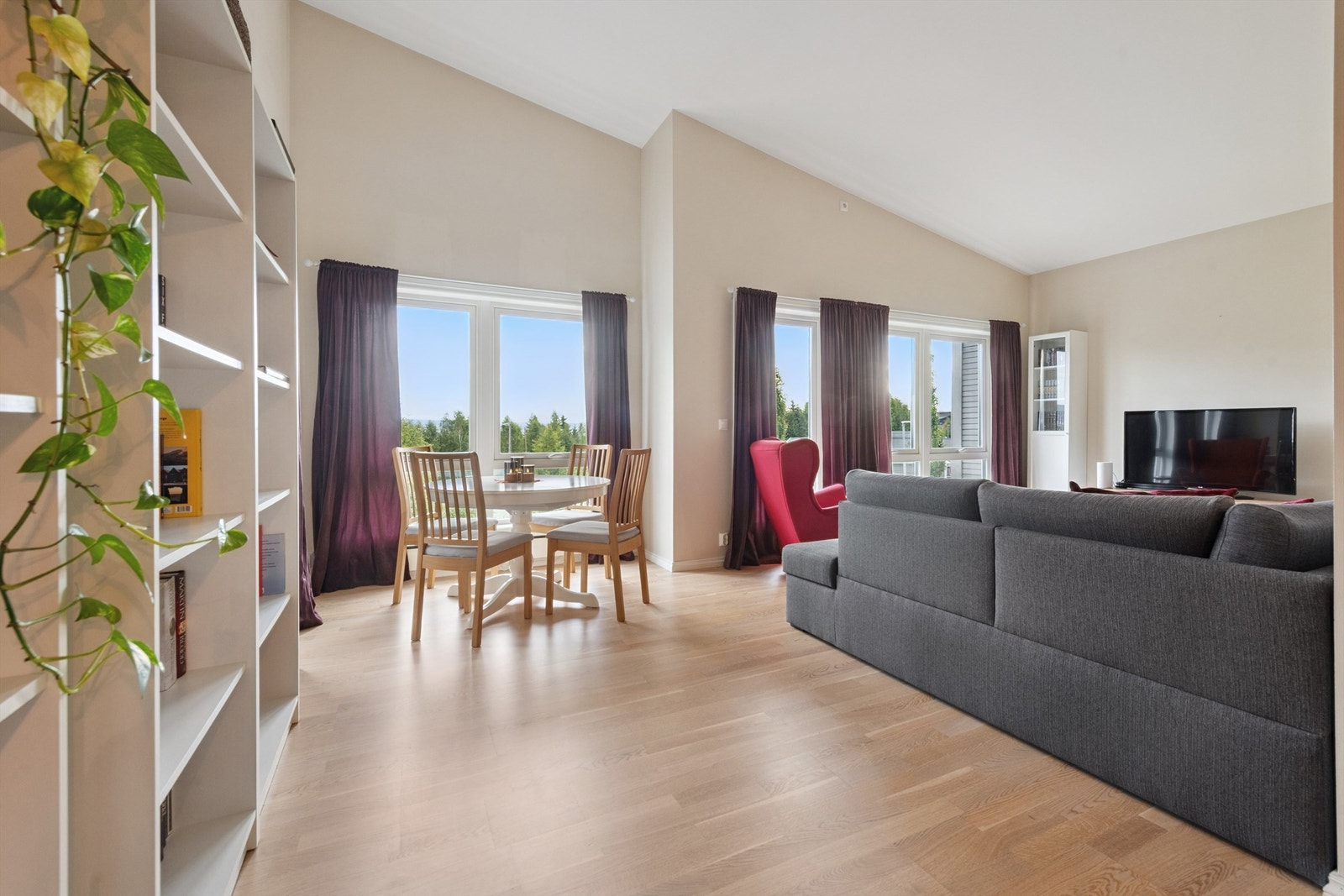 Den åpne stuen har god plass til både spisebord og en romslig sofagruppe. Galleribilde