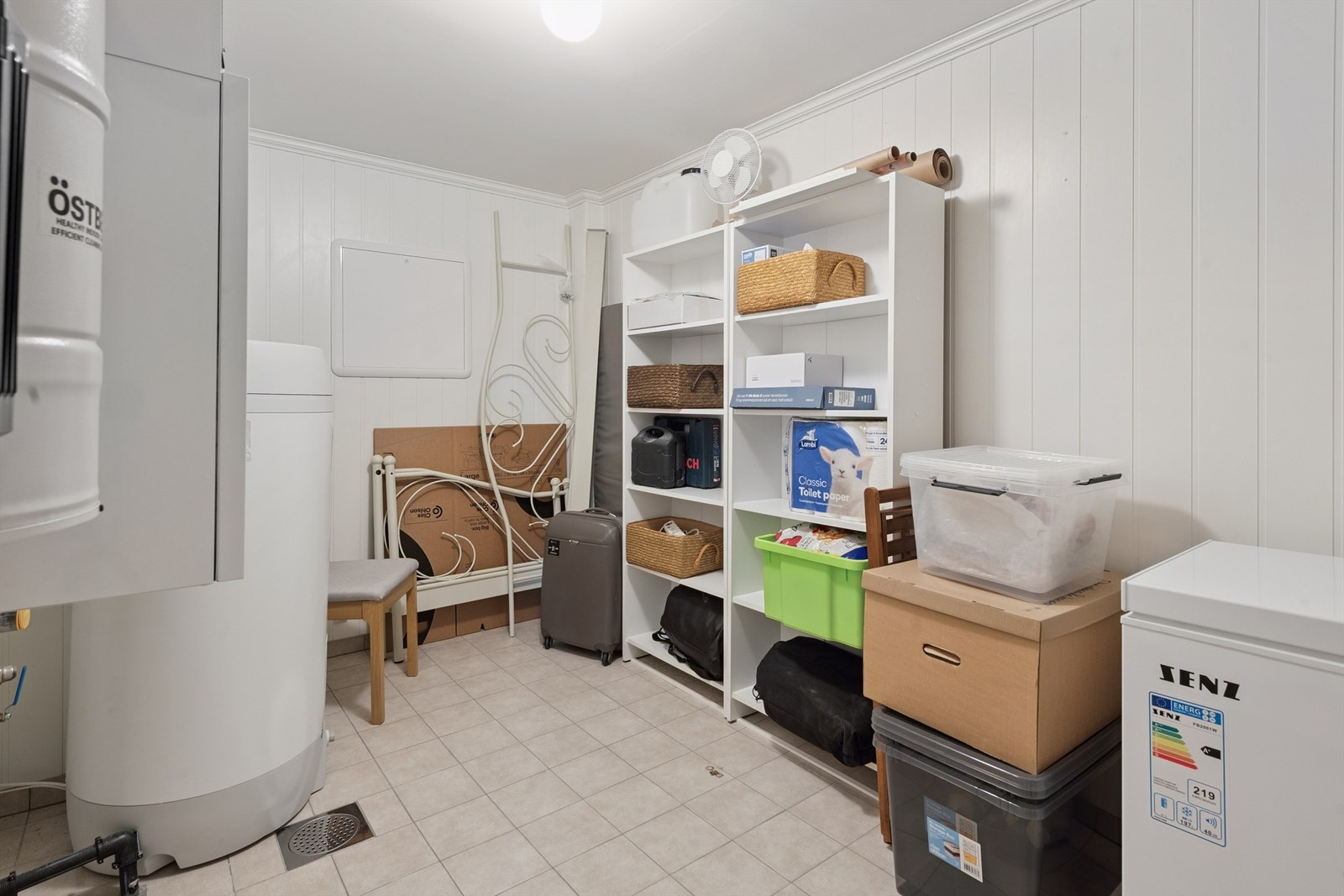 Teknisk rom huser sentralstøvsuger, balansert ventilasjon og en 200-liters varmtvannsbereder. Galleribilde