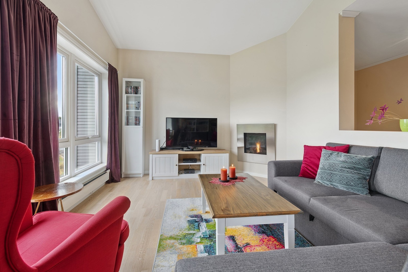 Gjennomgående parkett på gulvet og lyse veggflater gir et helhetlig inntrykk. Galleribilde