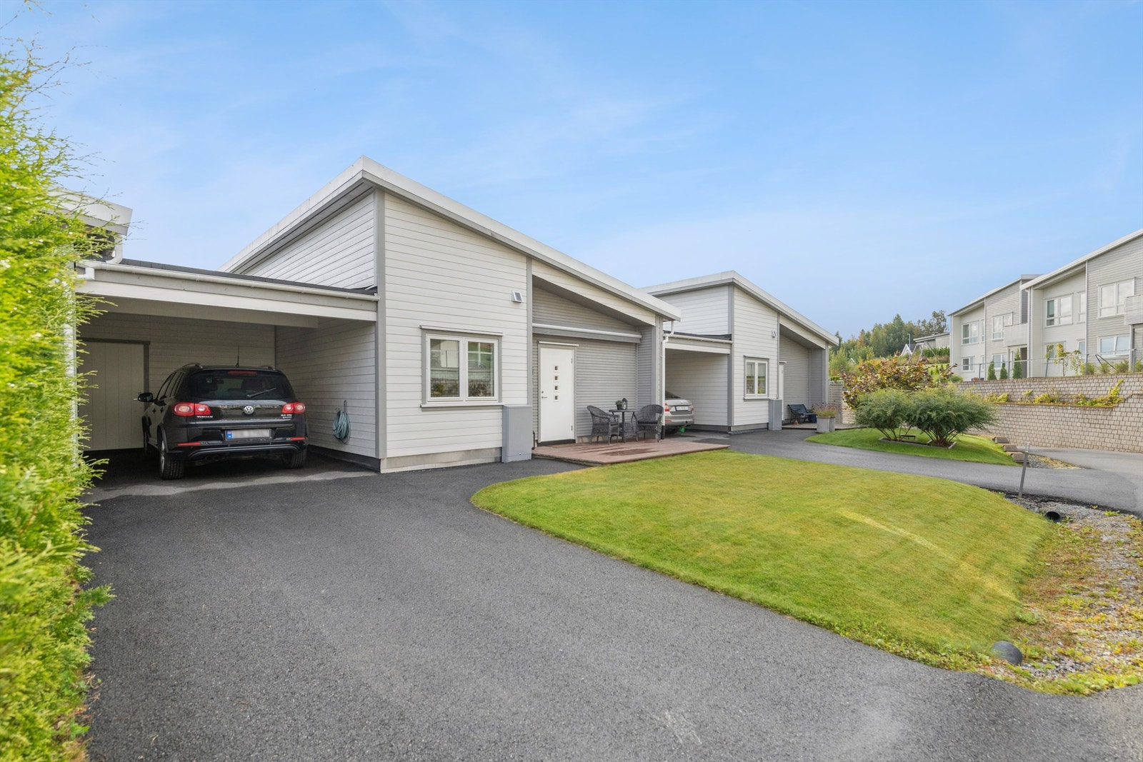 Til boligen hører en praktisk carport på 19 m² med asfaltert gulv og tilhørende bod. Galleribilde