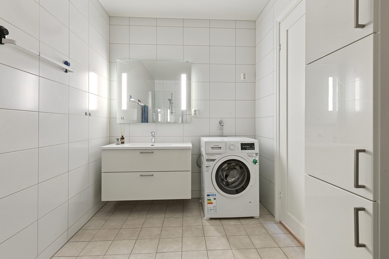 Badet i 1. etasjen har varmekabler i gulvet og opplegg for vaskemaskin. Galleribilde