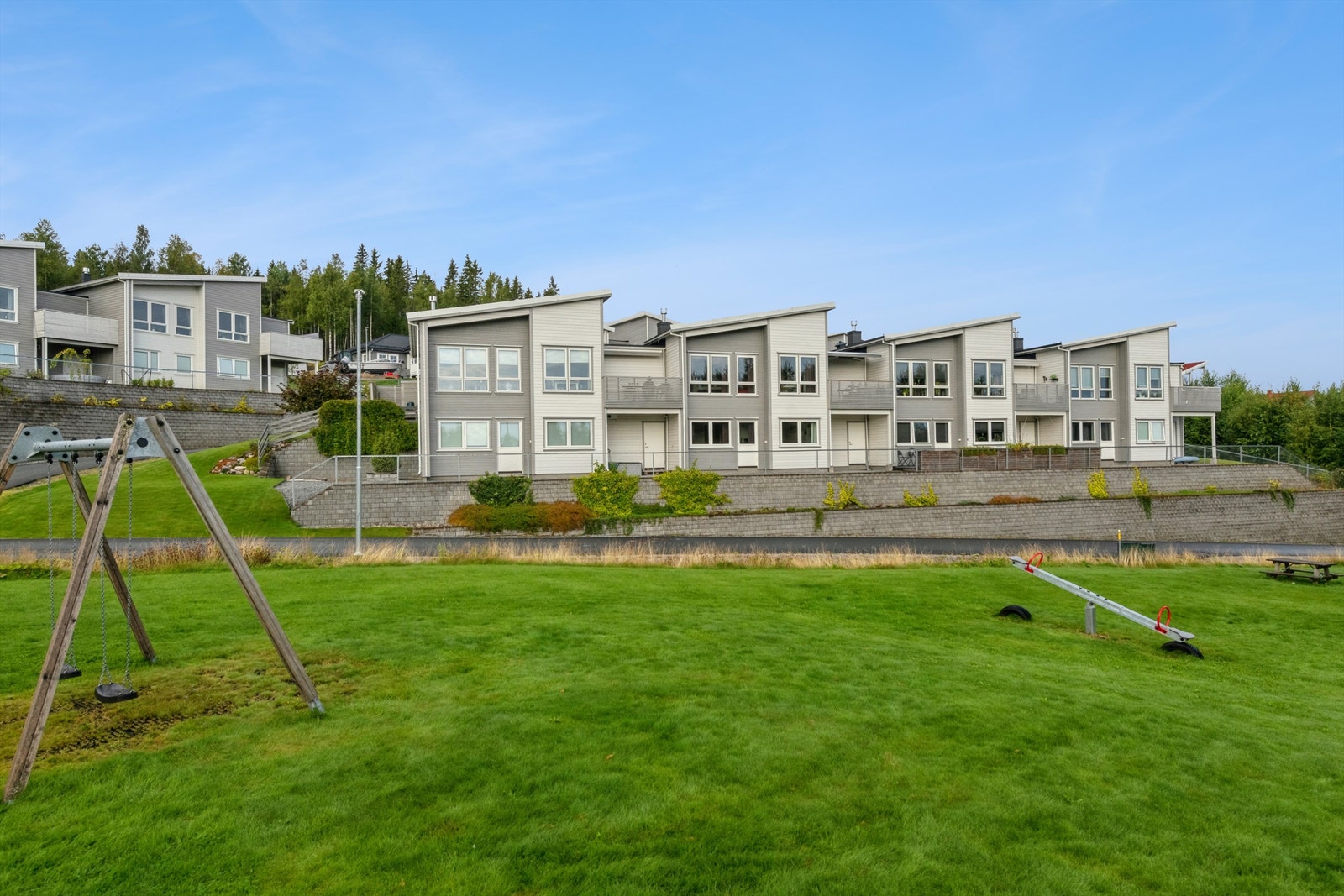Velkommen til Liakollen! Nærområdet byr på store grøntområder og lekeplasser- ideelt for barnefamilier. Galleribilde