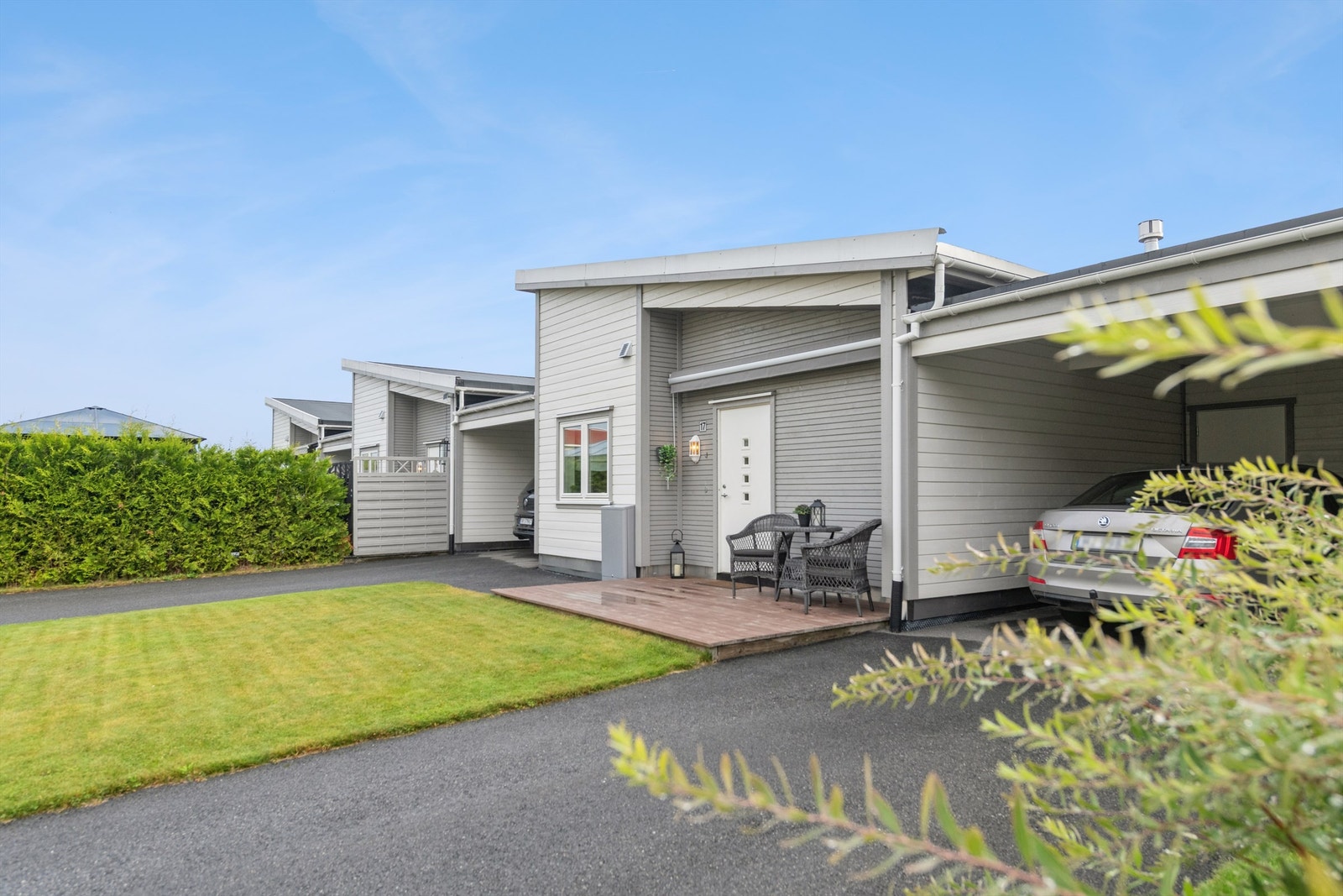 Den asfalterte gårdsplassen gir enkel adkomst og parkering. Galleribilde