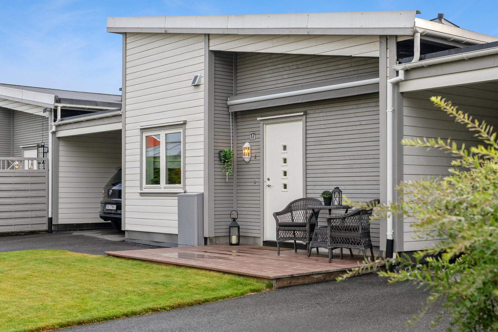 En markise over inngangspartiet gir ly for vær og vind. Galleribilde