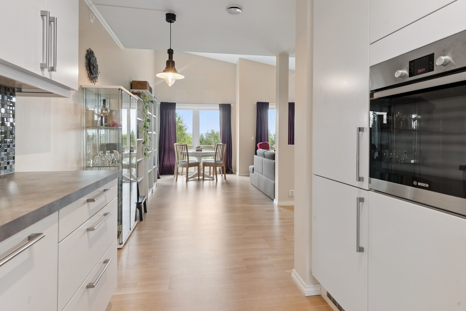 Kjøkkenet er praktisk plassert i åpen løsning med stuen. Galleribilde