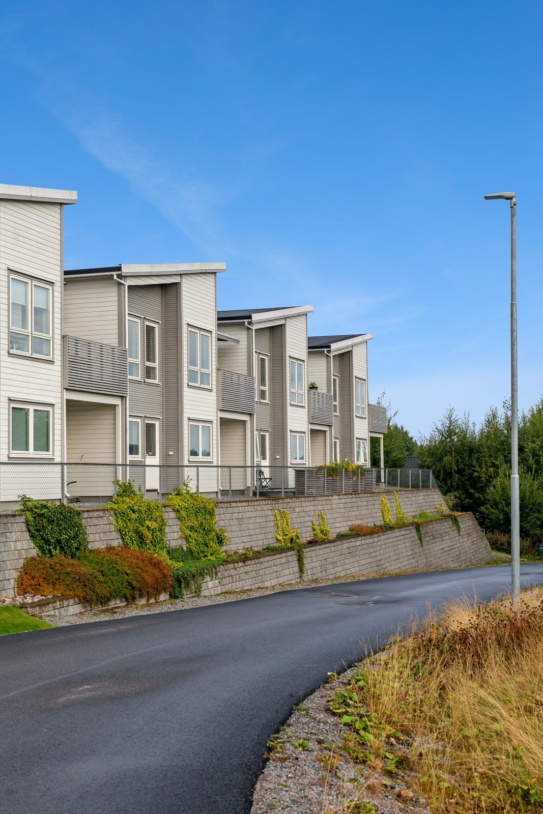 Boligene er pent plassert i terrenget med opparbeidede uteområder. Galleribilde