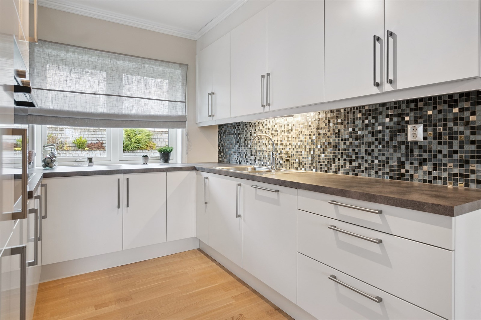 Her er det rikelig med både skap- og benkeplass, med laminerte benkeplater. Galleribilde