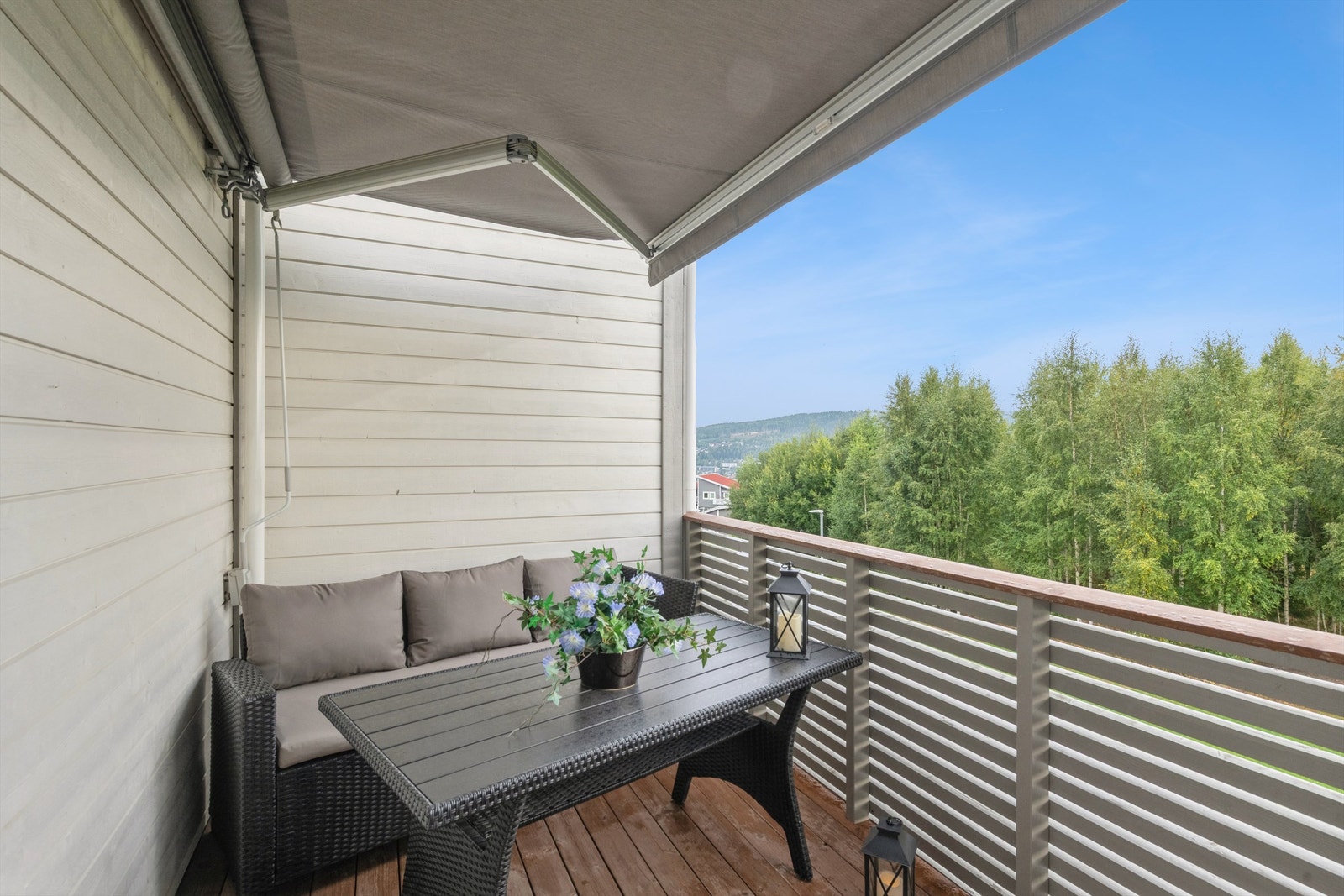 Fra stuen er det utgang til en koselig veranda på 7 m² med plass til utemøbler. Det er montert terrassemarkise. Galleribilde