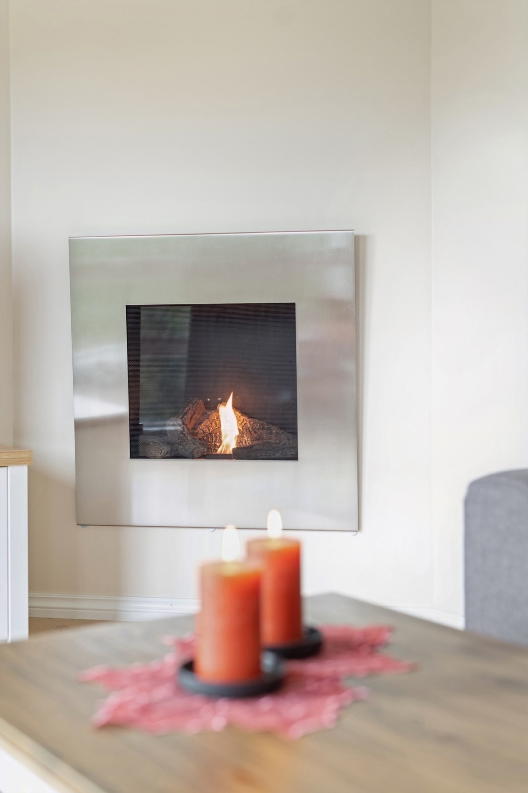 En stilren gasspeis gir både varme og en hyggelig atmosfære i stuen. Galleribilde