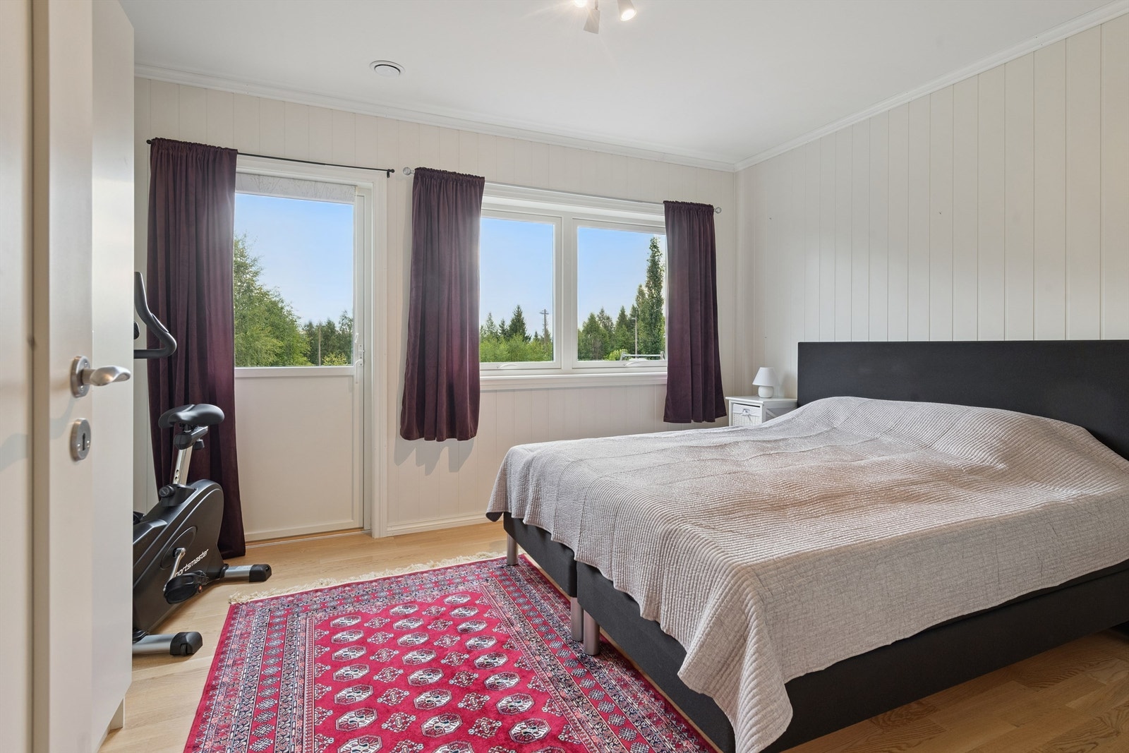 Det ene soverommet har god plass til dobbeltseng og har dør ut. Galleribilde