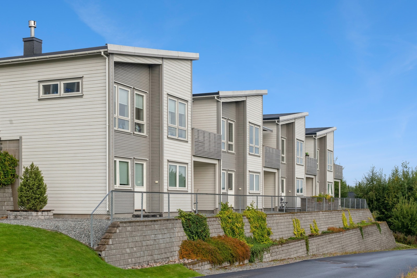 Eneboligen fra 2017 presenterer seg med en moderne og funksjonell arkitektur. Galleribilde