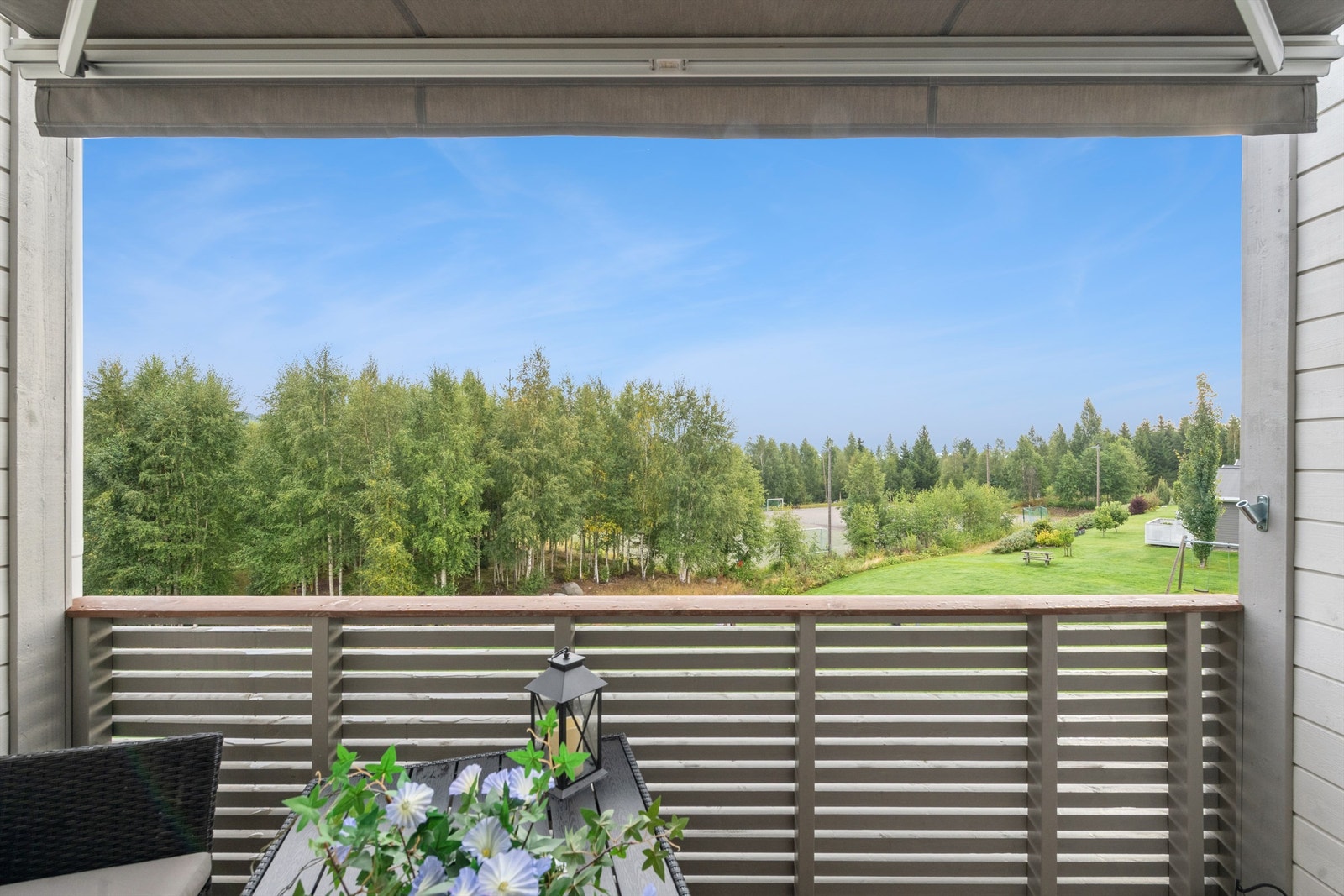 Fra verandaen er det utsikt mot grønne og rolige fellesarealer. Galleribilde