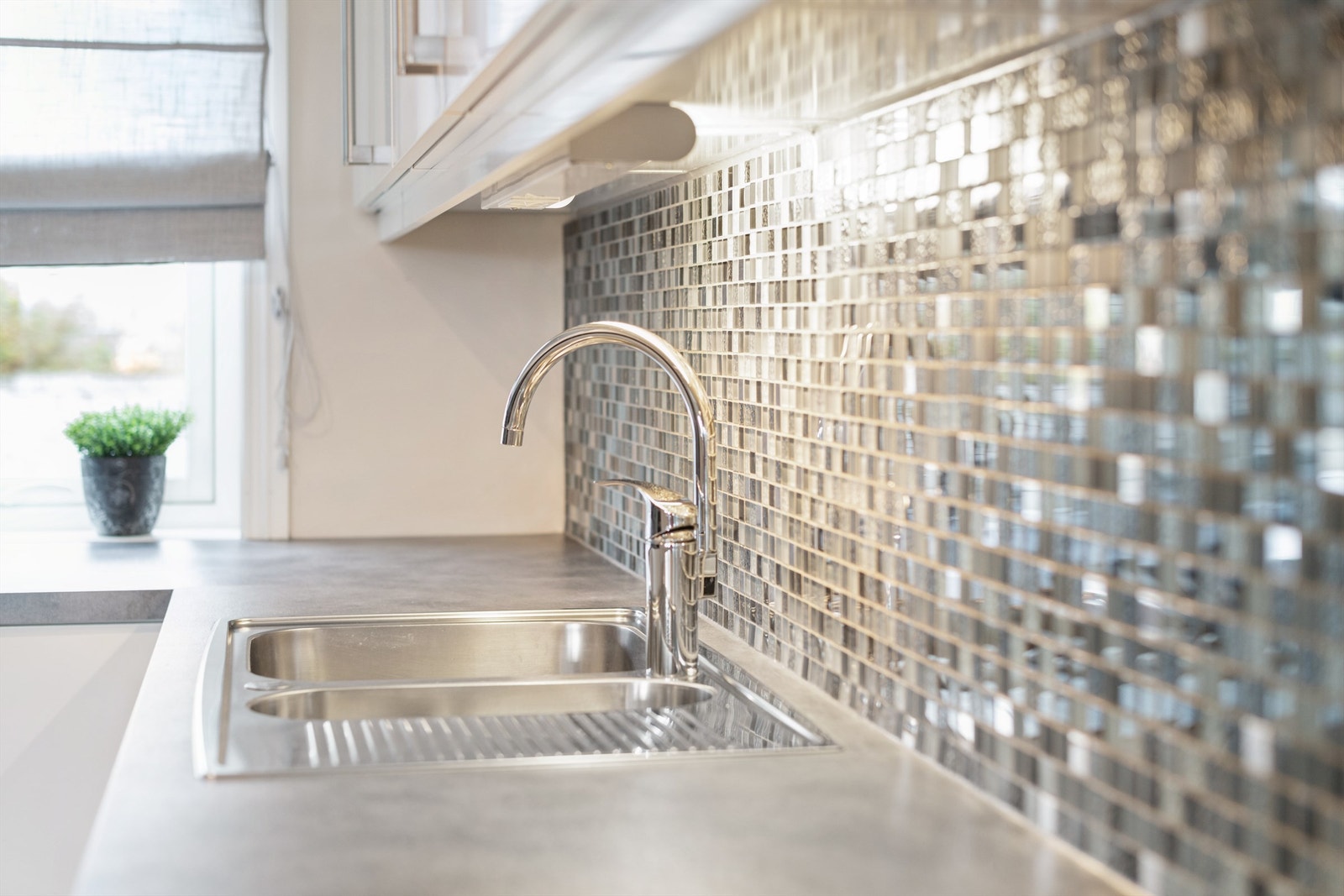 Vasken i rustfritt stål er praktisk nedfelt i benkeplaten, og det er installert lekkasjevakt. Galleribilde