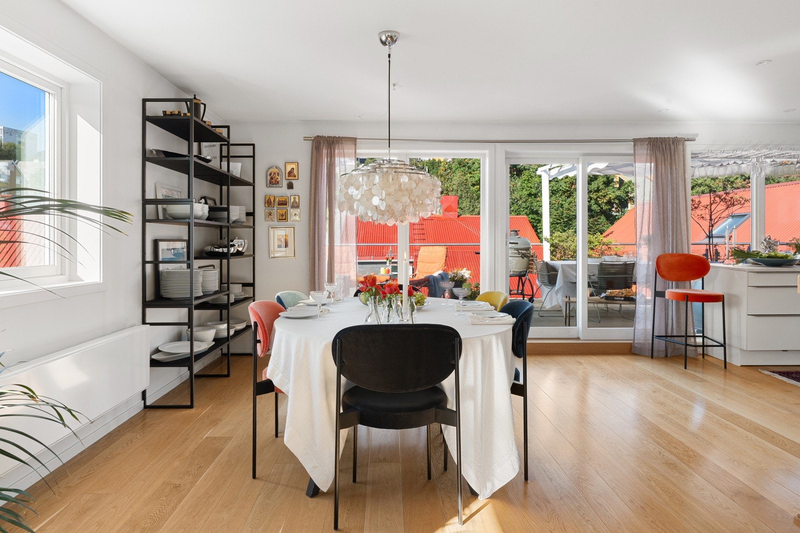 Fra spisestuen har du utgang til stor takterrasse med gode solforhold.