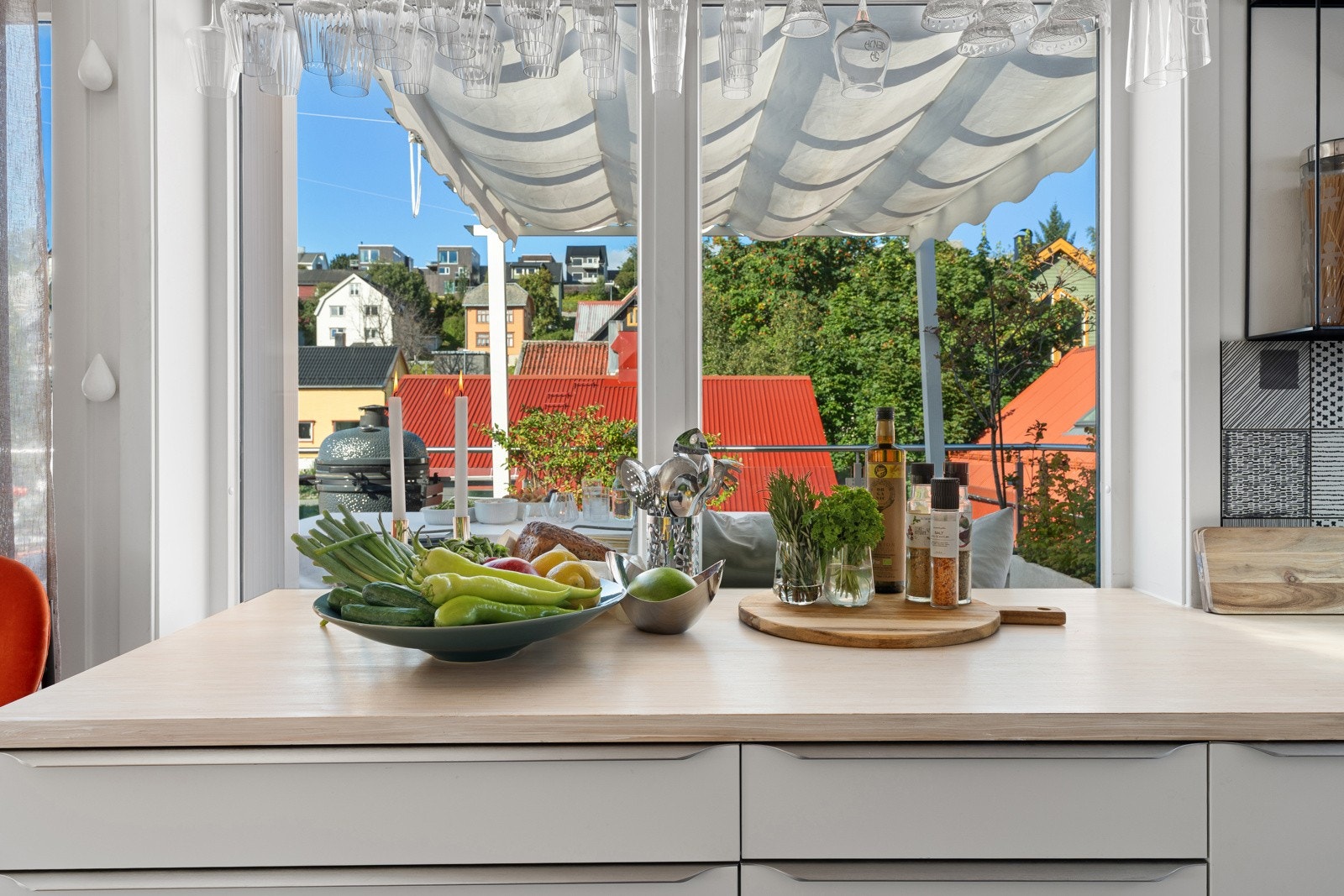 De store vindusflatene på kjøkkenet sikrer godt med naturlig lys mens du kokkelerer.