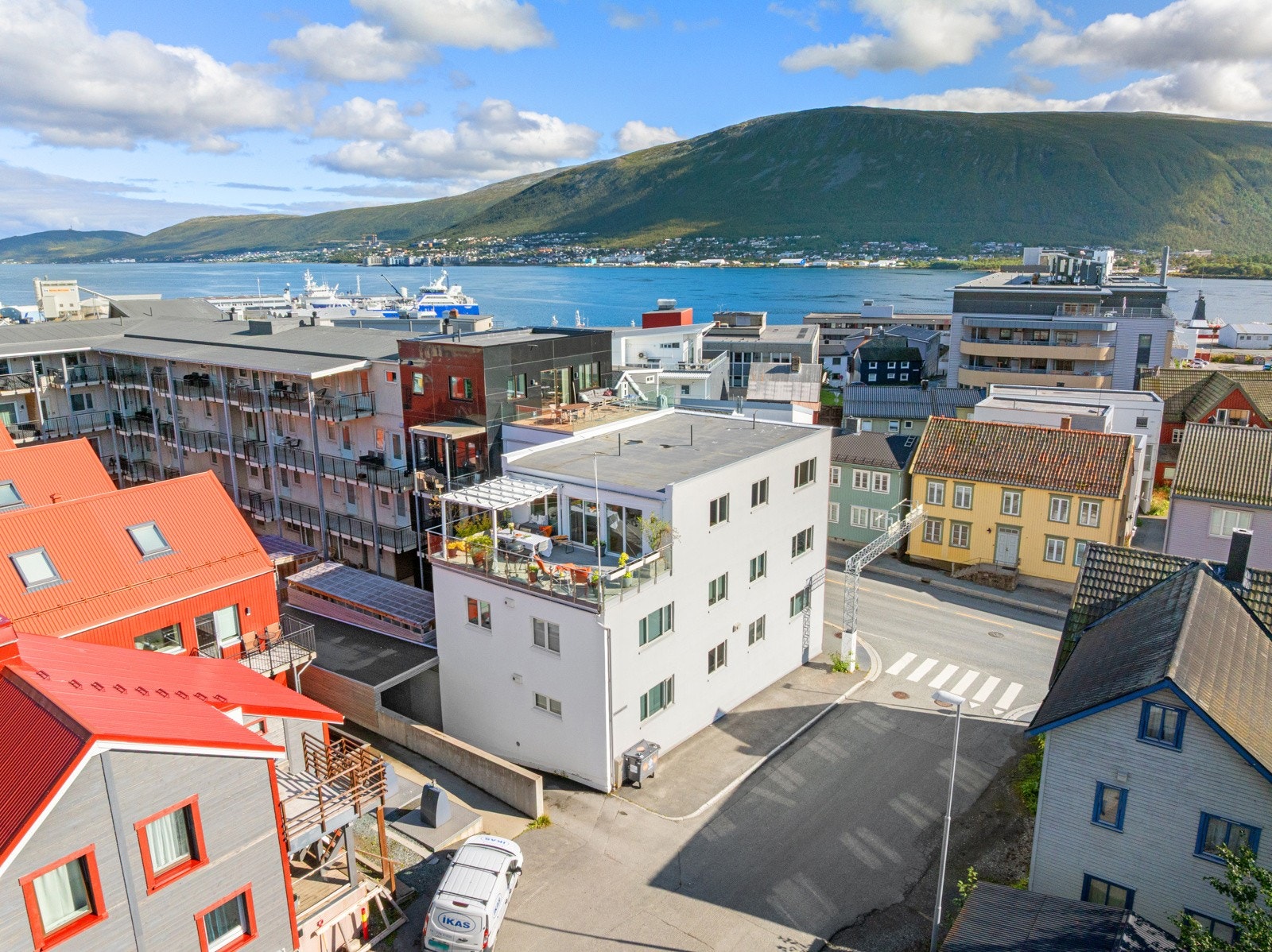 Med leiligheten følger det to parkeringsplasser i parkeringanlegg klargjort for elbillading.