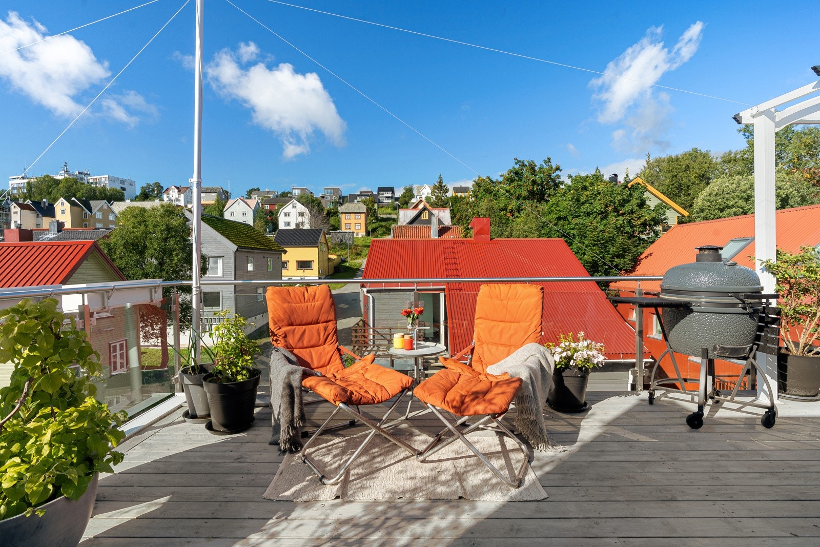 Her får du plass til det du ønsker av utemøbler, beplantning, grill eller pizzaovn.