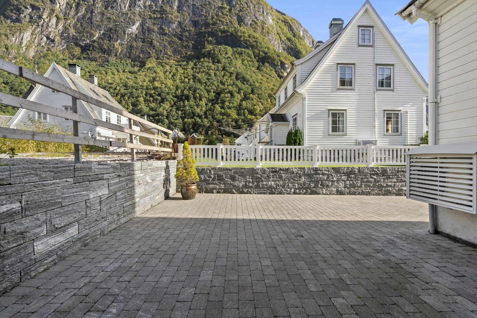 Eigedommen har ei flott opparbeida tomt Galleribilde