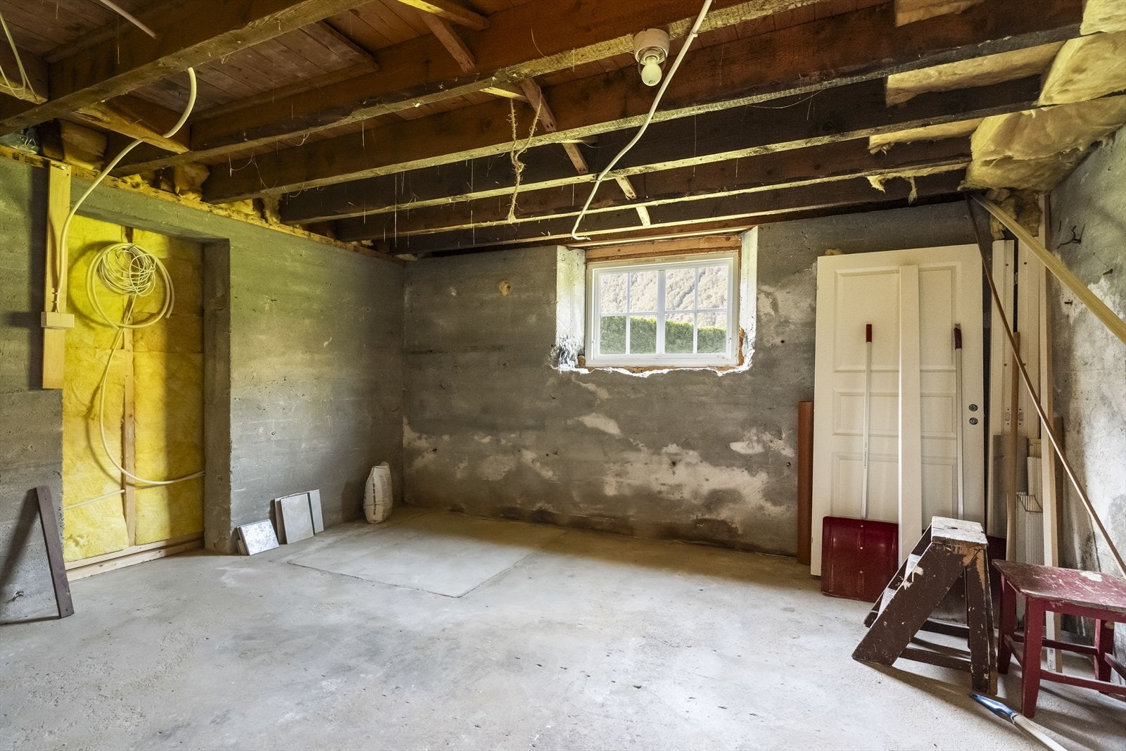 Uinnreda rom i kjellar Galleribilde