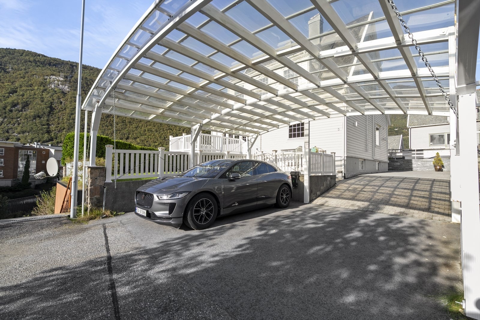 Dobbel carport - her er montert elbil-lader Galleribilde