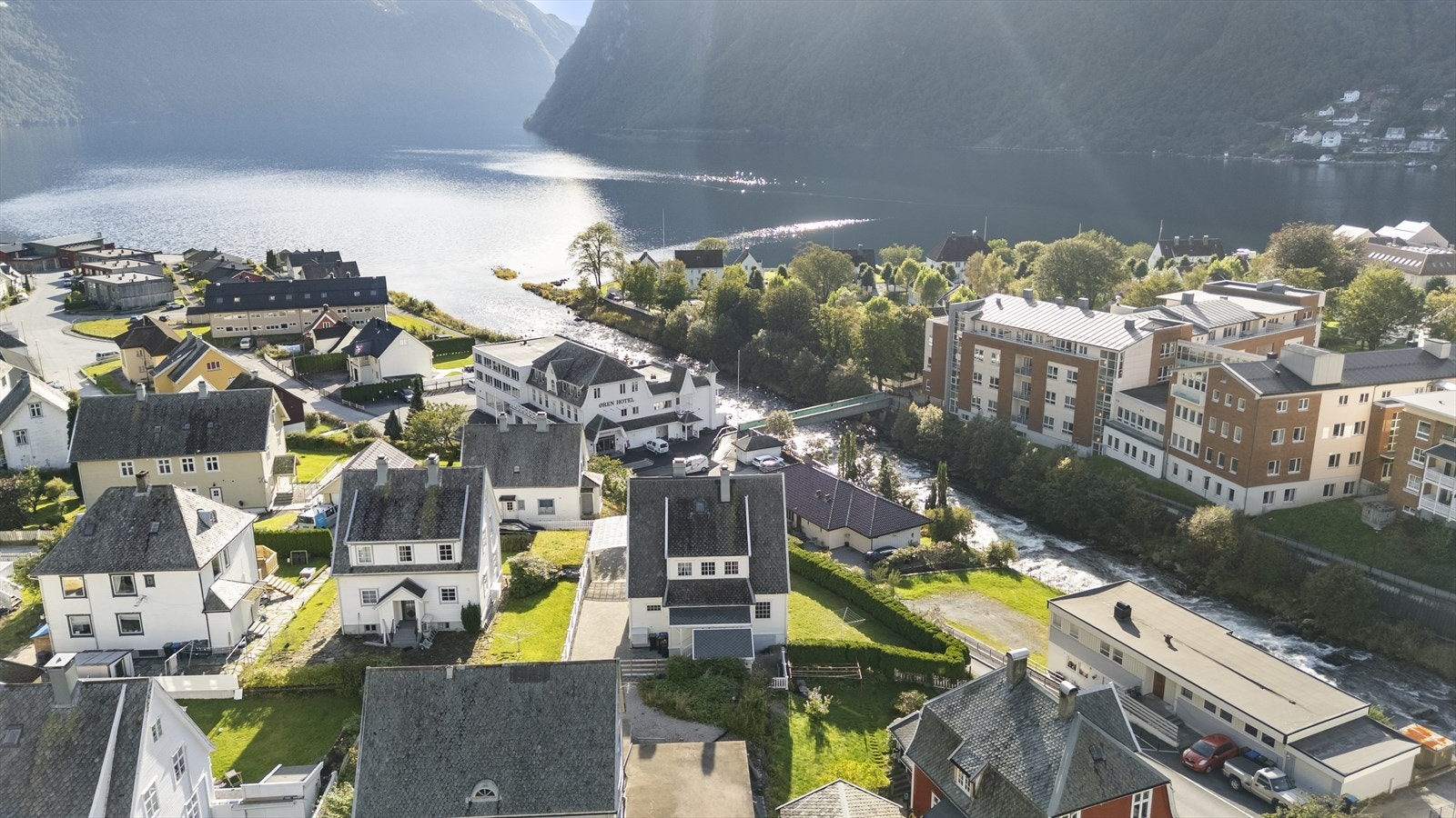 Eigedommen ligg fint til i enden av blindveg med utsikt nedover bygda og mot fjorden Galleribilde