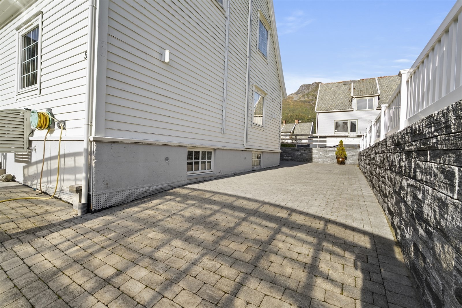 Ekstra parkeringplasser videre innover på tunet Galleribilde