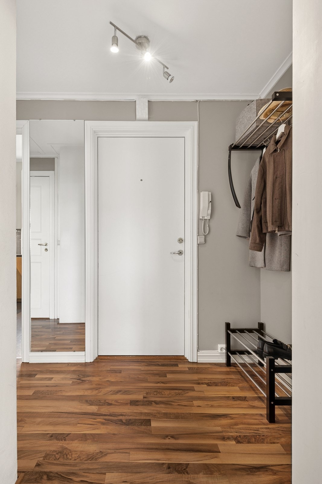 Vel innenfor døren møtes du av en innbydende entré/gang med plass til oppbevaringsløsninger, som ønsker deg videre velkommen inn i boligen. Galleribilde